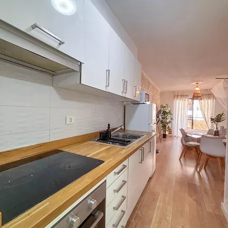 Peaceful & Bright Loft, Heated Pool, Netflix, Free Wifi & Parking, Tennis Apartment *