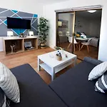 Peaceful & Bright Loft, Heated Pool, Netflix, Free Wifi & Parking, Tennis Apartman