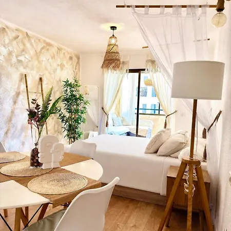 Peaceful & Bright Loft, Heated Pool, Netflix, Free Wifi & Parking, Tennis *