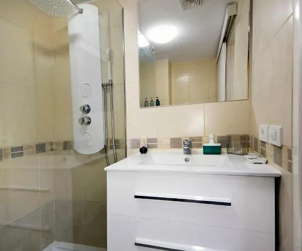 Daire Peaceful & Bright Loft, Heated Pool, Netflix, Free Wifi & Parking, Tennis Los Cristianos (Tenerife)