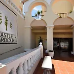 Peaceful & Bright Loft, Heated Pool, Netflix, Free Wifi & Parking, Tennis Apartament