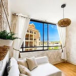 Apartament Peaceful & Bright Loft, Heated Pool, Netflix, Free Wifi & Parking, Tennis