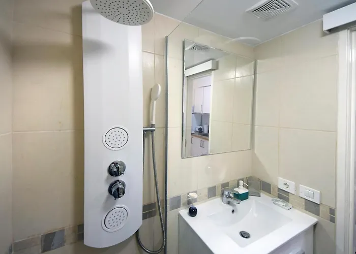 Apartment Peaceful & Bright Loft, Heated Pool, Netflix, Free Wifi & Parking, Tennis *